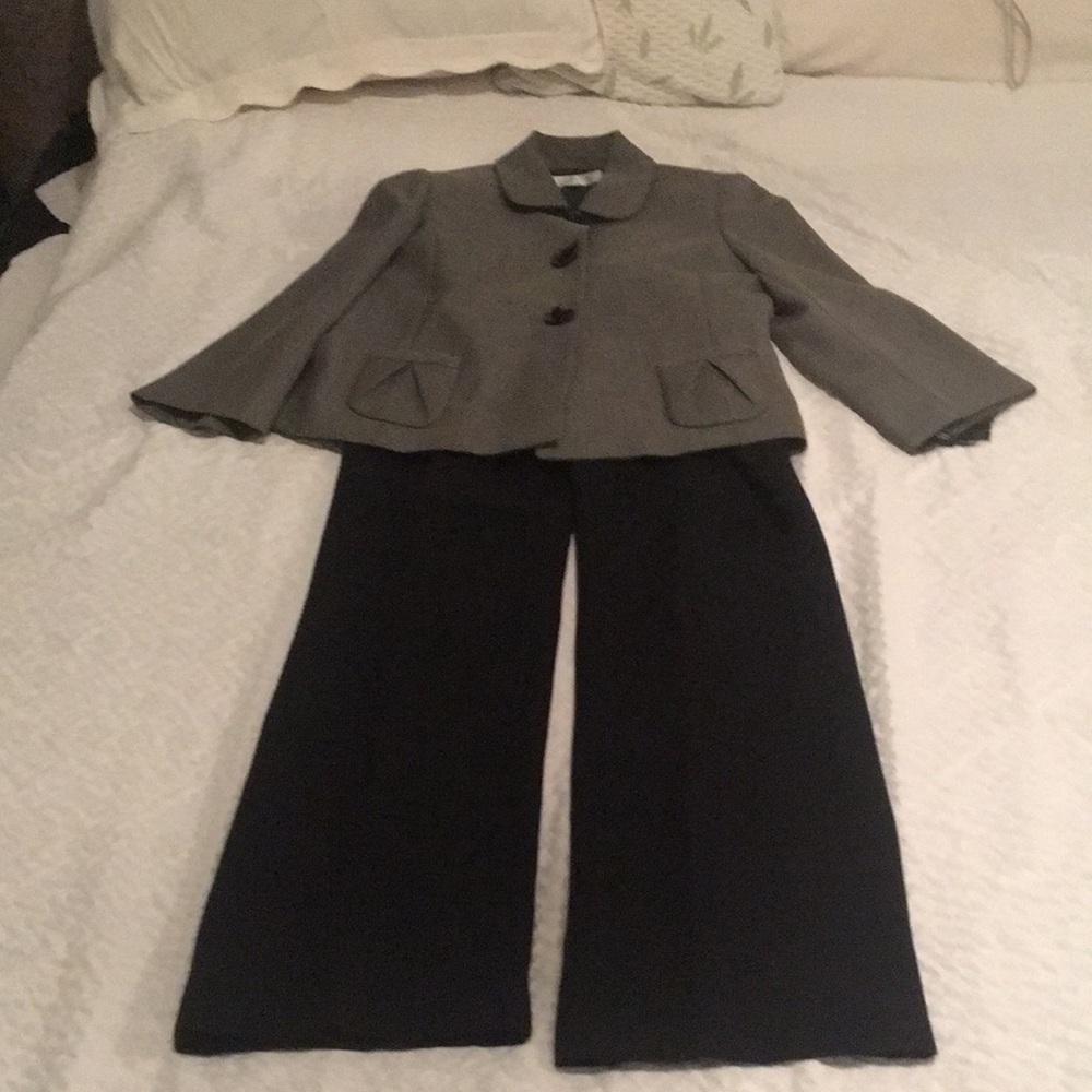 Tahari - Picture 2 of 5